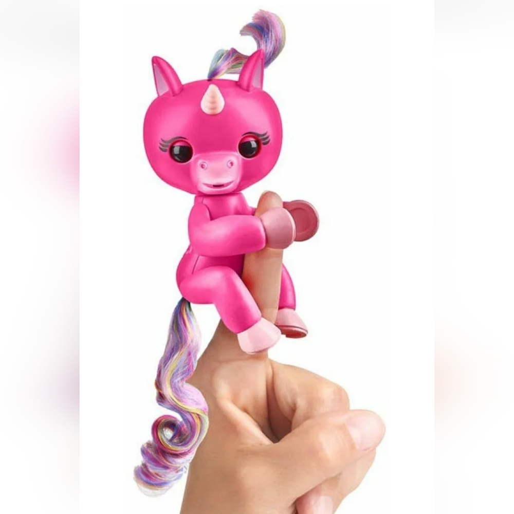 WOWWEE TOYS R US EXCLUSIVE Baby Unicorn Skye Fingerlings Hot Pink Rare